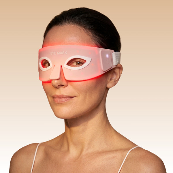 Femme portant le Masque LED yeux Auréa™ rose, lumière rouge allumée sur le contour des yeux
